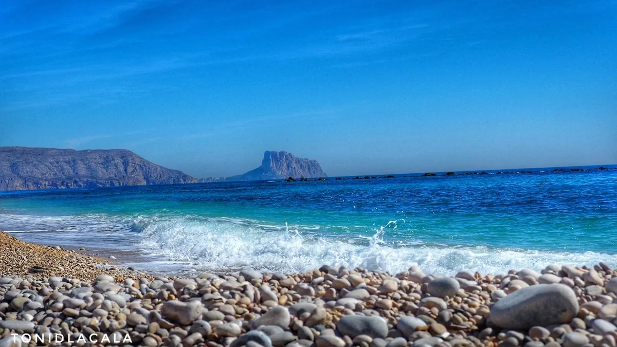 Vågor vid Peñón de Ifach på Costa Blanca — juridisk hjälp vid fastighetsköp i Spanien — foto: ToniDlaCala