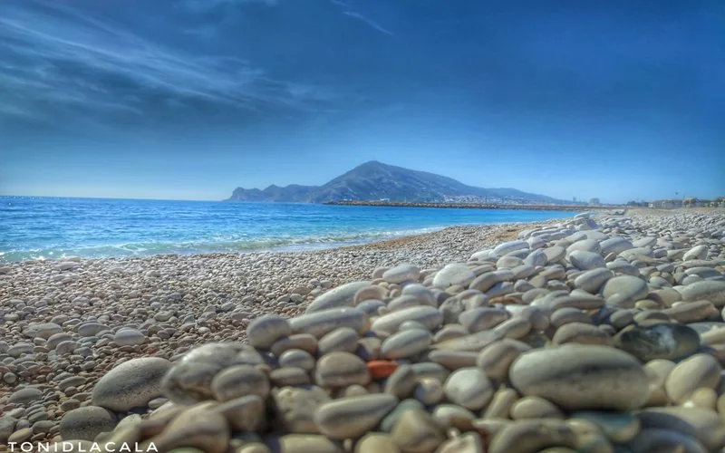 Albir-stranden på Costa Blanca — spansk fastighetsrätt och juridisk rådgivning för svenska köpare