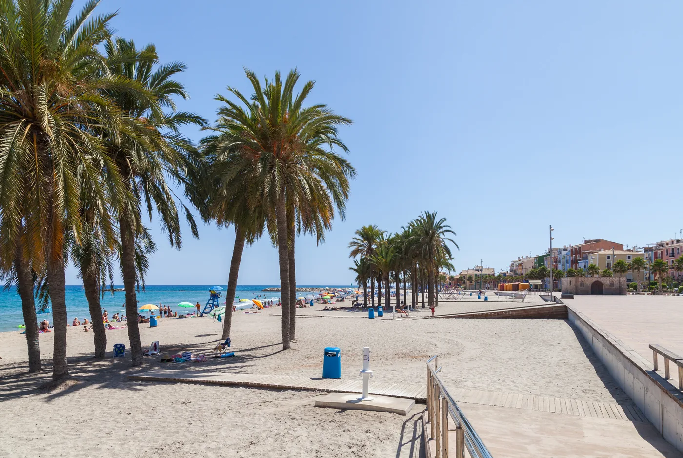 Villajoyosas färgglada husfasader längs strandpromenaden — en av Costa Blancas mest fotograferade vyer